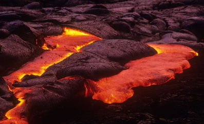 镜头捕捉夏威夷基拉韦厄火山喷发景象 