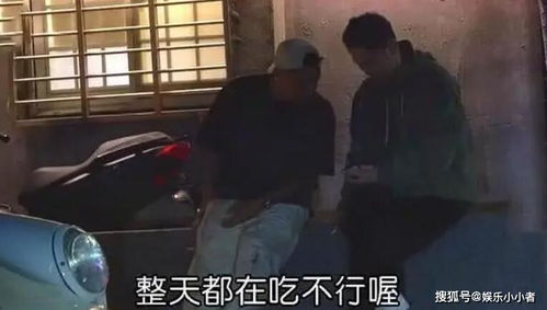 余文乐随意丢烟头 公众场合与好友吞云吐雾好不潇洒