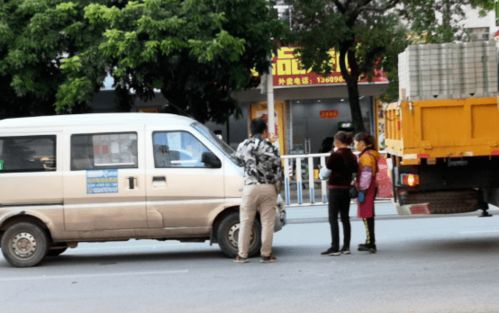 贵港一校车发生事故,车头都变形了 贵港一大货车将小车推行300米 贵港某家长让孩子坐在共享电车脚踏上