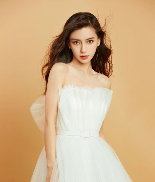 这不像杨颖或颜值当她穿一件白色的裙子时,她是一个仙女