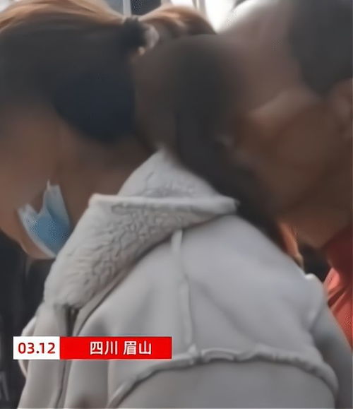 四川一个男人把头埋在女人的头发里猛吸一口,背靠着女人