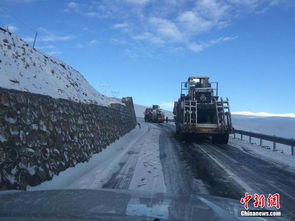 西藏国道318线受降雪影响 救援前进缓慢