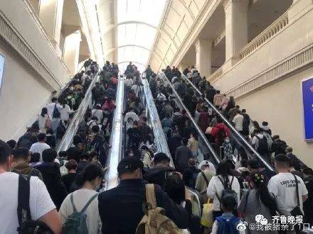 杭州东站因人太多一度冲上 热搜 ,熟悉的 五一红 又回来了