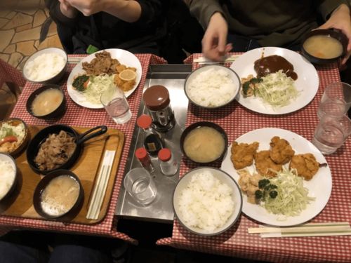 将名牌大学食落肚 日本便当店菜单变校名