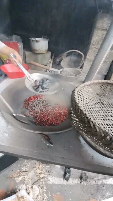 纯手工制作,柴火灰刨辣椒,也是我们贵州人的最爱 