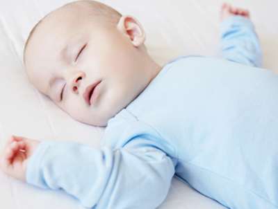 宝宝为何一放下就醒 关于婴儿睡眠的8种困扰,看完你就明白了