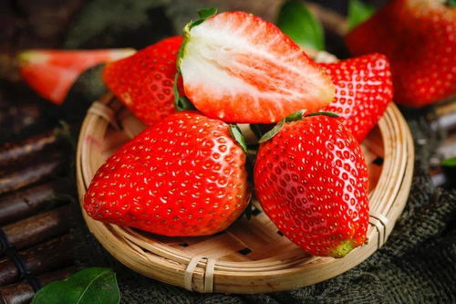 58d03c9f372937bd? - 草莓可以怎么做美食,草莓盛宴，一场美食的狂欢！
