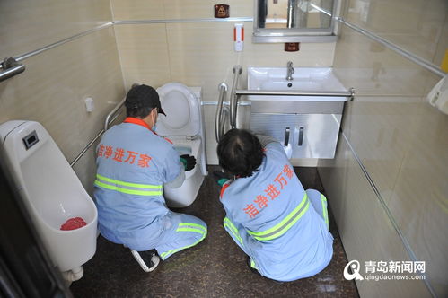 公厕保洁员夫妇 打扫卫生绝不 凑合 他们把公厕扫出家的感觉 