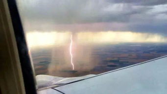 从飞机上看下雨是这样子,太震撼了 