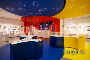 斯沃琪中国首家概念店于迪士尼小镇精彩开幕 