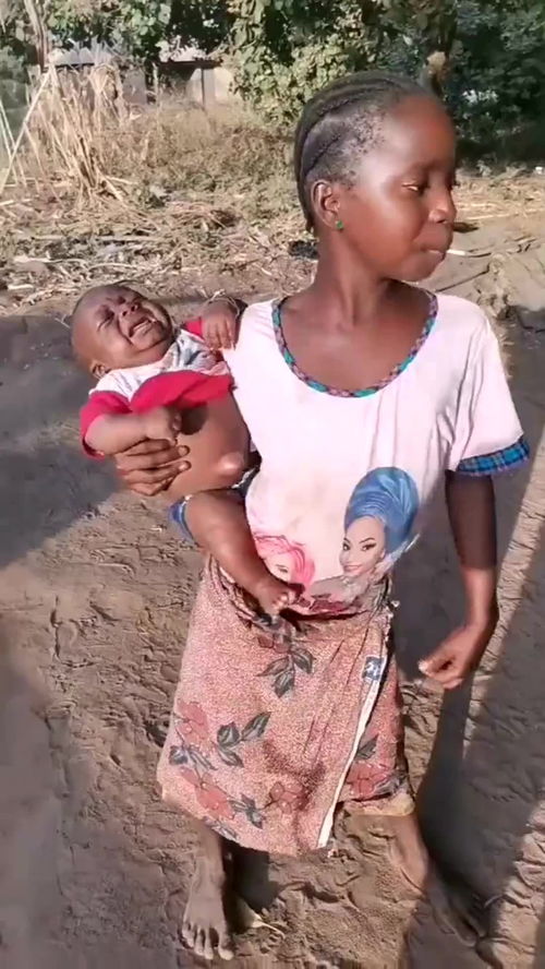 第一次见非洲人抱孩子,看到眼前这一幕,我都看不下去了 