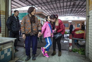 9岁女孩卖菜寻亲 父母汶川地震后失联 