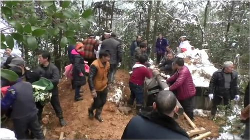 冒着大雪,四川农村60岁奶奶在大山里下葬,还好全村人都来帮忙 