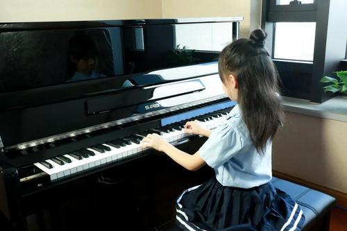 孩子四岁半有必要在幼儿园之外上英语和钢琴吗(4岁小孩有必要上英语培训吗)