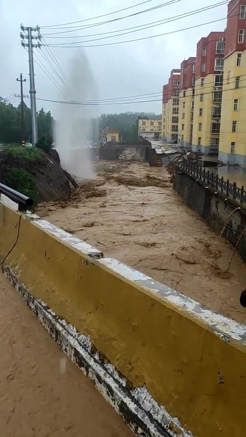 洪水之中喷出一股 清泉 ,郑州水灾把自来水管都冲爆了 