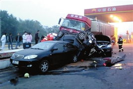 京藏高速一大货冲进加油站连撞4车致4人遇难 
