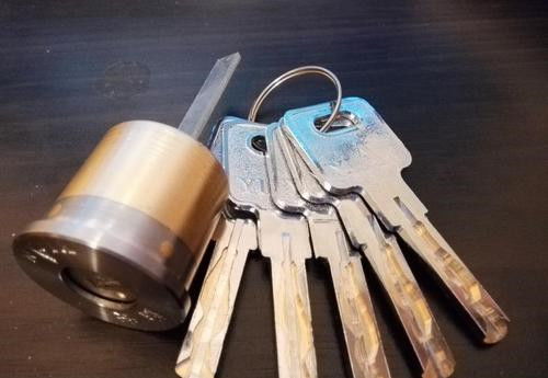 锁芯坏了钥匙拔不出来怎么办，门钥匙卡在锁芯里面了
