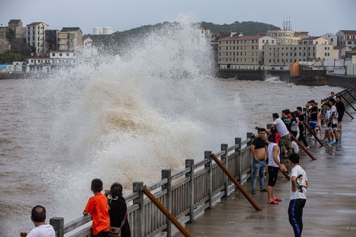 台州海岸边掀起巨浪,描写海洋波涛汹涌的句子
