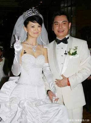 八年的感情,李厚霖抛弃她娶李湘,秦海璐八字形容让人心酸