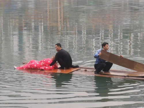 突发 桂林一女子跳河轻生 又是因为那点破事