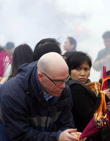 武汉 老外寺庙里敬香拜财神 