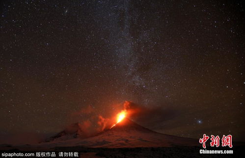 火山喷发迸发耀眼红光 与星空构成壮观景象 