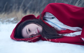 躺在雪地里的红色披风小姐姐,不畏严寒 