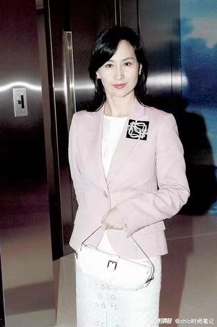 年轻时惊艳香江,如今化身香港第一女首富,解析首富如何穿搭