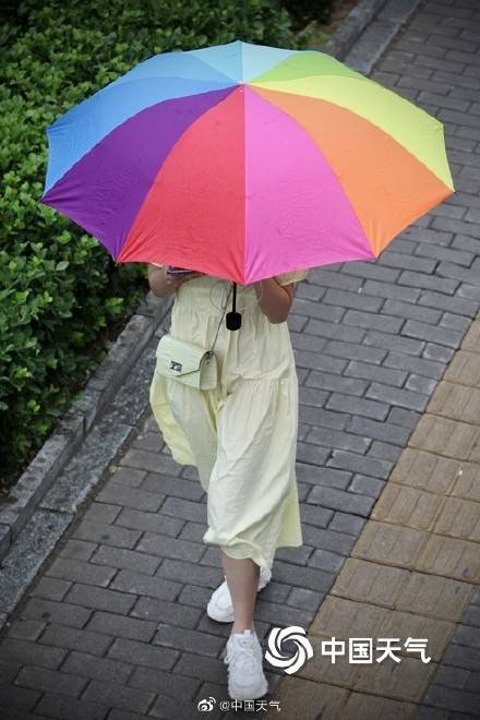 五花八门 北京雨水洒落街头上演 雨伞秀