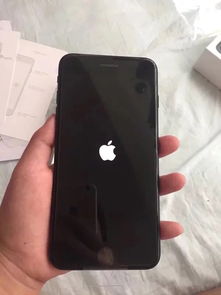 问一下各位 我的亮黑色iPhone7plus开机界面为什么是白色背景黑色苹果logo 难道是山寨机 