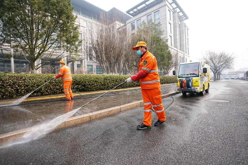 环卫工人洒水 洗地,最大程度降低空气污染