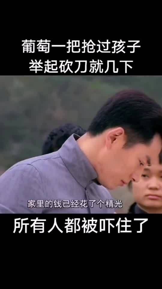 一个疯女人抢过孩子就拿起刀砍,所有人都吓坏了 