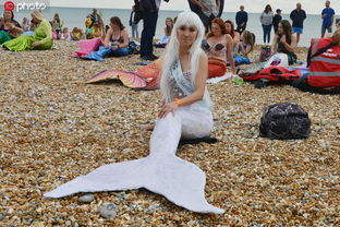 英国海滩举行 美人鱼大聚会 欲打破吉尼斯世界纪录