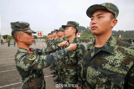 直击新兵训练场 咱当兵的人,就是要整整齐齐