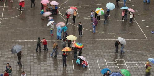 禁止下雨给孩子送伞 ,老师这番神操作是为了啥 有这么迷信吗