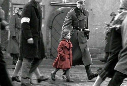 纳粹德军准备处决小女孩时,他冲出来喊 不,她能做小口径炮弹