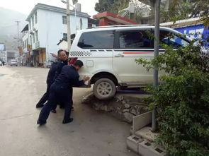 云南 一吨重的车后滑,后面是陡坡,车上还有人 民警用命扛