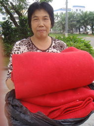 退休工人送毛毯 服装老板捐存货 