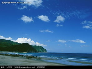 蓝天白云下大海边的沙滩和青山图片免费下载 红动网 