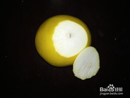手剥柚子的方法 