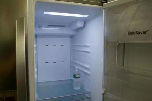 冰箱维修 冰箱怎么不制冷了 冰箱门打开灯是亮的