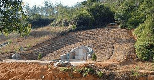 曹家祖坟占地千亩, 慈禧修铁路都要绕道走, 却被几个小混混挖了