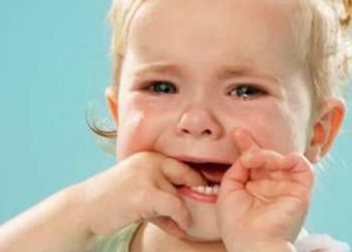 别在孩子身边抽烟啦 最新调查表明 抽烟会伤害儿童牙齿健康 