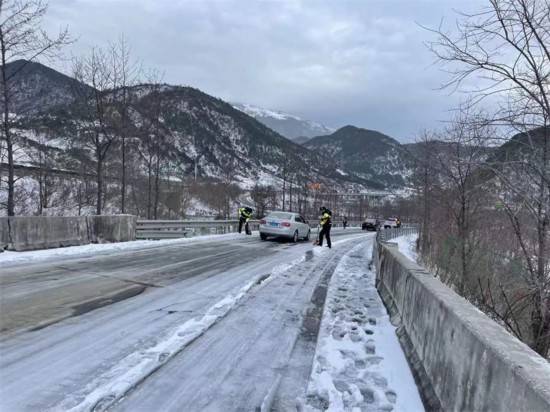 注意 京昆高速这些路段持续降雪结冰无法安全通行