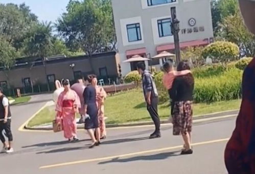 是中国人吗 小伙怒斥穿和服基地拍照女子,民警 小伙子干得漂亮