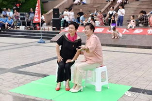 县民间文艺协会在市政广场举办消夏演唱会