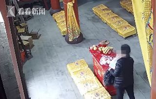 视频 妻子爱吃零食丈夫不舍得买 竟带她偷盗寺庙供品