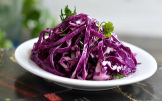 紫甘蓝的做法,紫甘蓝是一种营养丰富的蔬菜，它含有丰富的维生素C、维生素