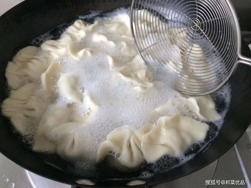 煮饺子冷水与开水下锅有什么区别 如何做到不互粘 不破皮