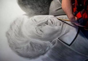 无臂画家用铅笔画逼真人物肖像 绘画